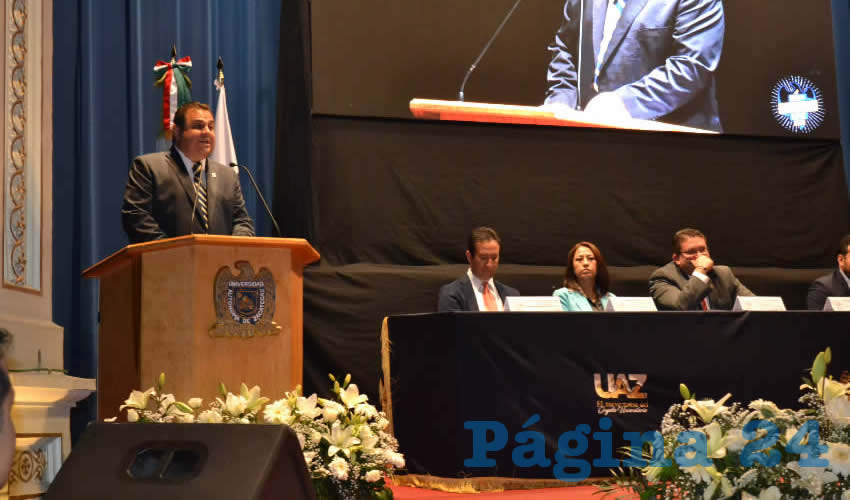 En el marco de los festejos del Día del Estudiante, fueron reconocidos los alumnos destacados de la Universidad Autónoma de Zacatecas (UAZ) en los ámbitos académico, artístico y deportivo (Foto Merari Martínez)
