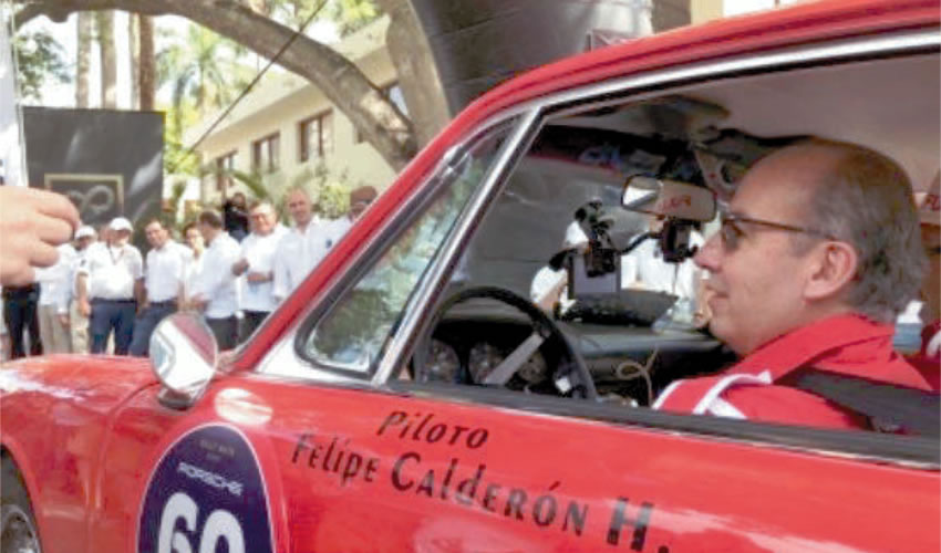 Felipe Calderón Hinojosa, no tiene para pagar su seguridad, pero sí para divertirse en este costoso y lujoso auto deportivo Porsche.