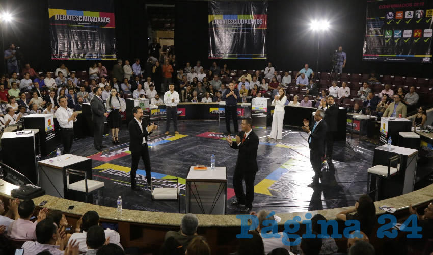 En el palenque de la feria, donde se llev&oacute; a cabo dicho evento estuvieron empresarios, acad&eacute;micos de diversas instituciones educativas, p&uacute;blicas y privadas, sindicatos y sociedad civil (Fotos: Eddylberto Lu&eacute;vano Santill&aacute;n)