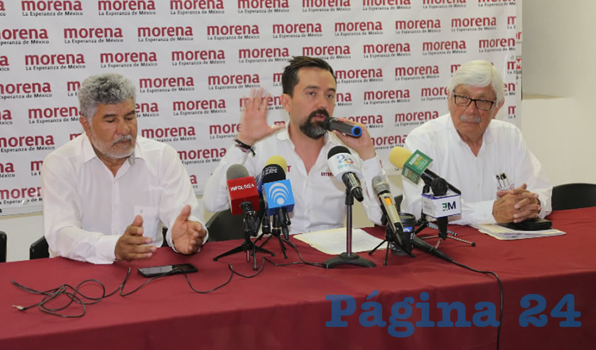 Arturo Ávila Anaya en conferencia de prensa acompañado por el diputado federal Efraín Rocha Vega y Manuel de Jesús Bañuelos (Foto: Eddylberto Luévano Santillán)