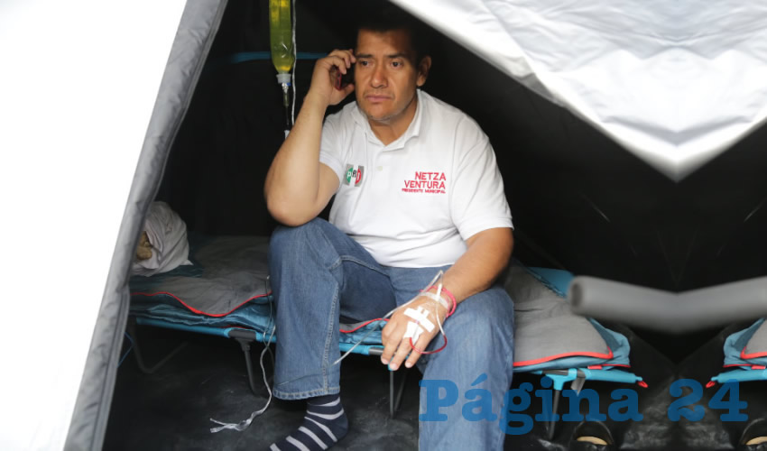 Netzahuac&oacute;yotl Ventura Anaya, candidato del PRI es atendido por param&eacute;dicos de la Cruz Roja (Foto: Eddylberto Lu&eacute;vano Santill&aacute;n)