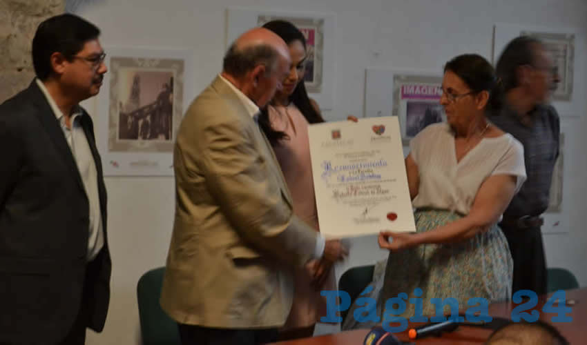 En un acto solemne en la biblioteca pública Roberto Cabral del Hoyo, familiares, autoridades del ayuntamiento capitalino y del Instituto Zacatecano de Cultura (ICZ) Ramón López Velarde, entregaron una ofrenda floral en conmemoración del aniversario luctuoso del poeta Cabral del Hoyo (Foto: Merari Martínez)