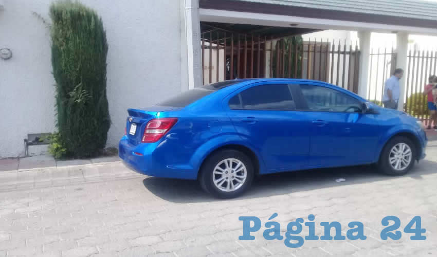 El automóvil Chevrolet Sonic azul fue abandonado en la calle Monte Blanco