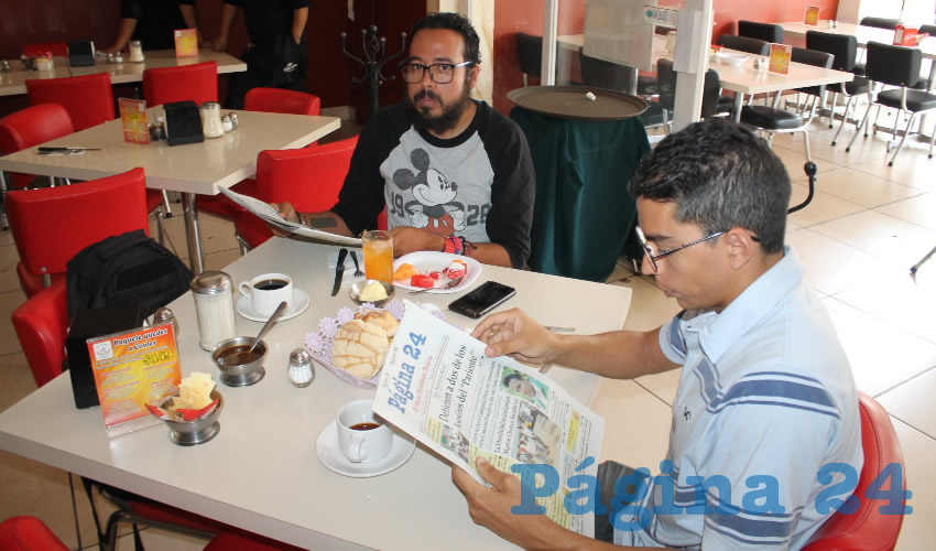 Alan y Bryan Palafox desayunaron en el restaurante Mitla