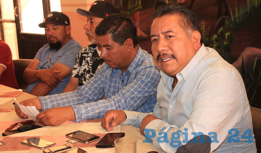 En conferencia de prensa, miembros del Frente Popular de Lucha de Zacatecas (FPLZ), trabajadores y transportistas que mantienen tomadas las instalaciones de la mina Peñasquito, en Mazapil, Zacatecas (Foto: Rocío Castro Alvarado)