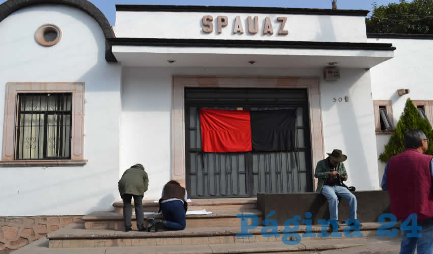 Un grupo de agremiados al Sindicato de Personal Académico de la Universidad Autónoma de Zacatecas (SPAUAZ) se manifestó en las oficinas de la organización gremial para exigirle a Pedro Martínez Arteaga, líder sindical, que retire su firma de la convocatoria para la escuela de verano (Foto Merari Martínez)