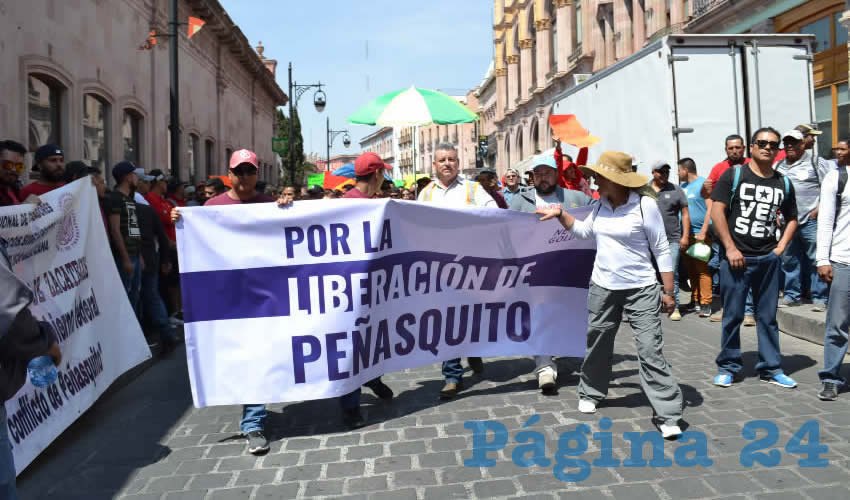“Hombro con hombro, codo con codo, los mineros somos todos”, “Mineros unidos, jamás serán vencidos”, fueron de las consignas que enmarcaron esta protesta que fue convocada por el líder sindical minero, Napoleón Gómez Urrutia, ante la situación que prevalece en la mina (Foto Merari Martínez)
