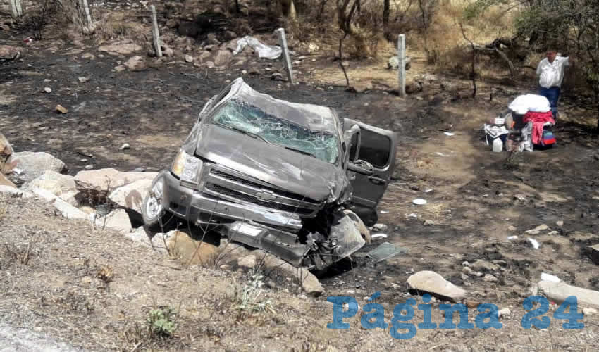 La camioneta Chevrolet Silverado salió del camino y se volcó
