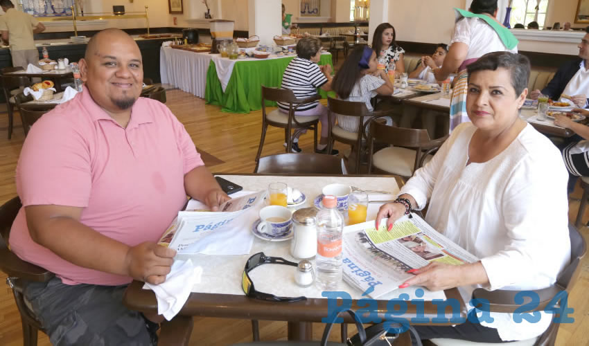 Compartieron el primer alimento del día en el restaurante de Sanborns Francia, Iván López Barrraza y María Mercedes Palacios de Marín, quienes nos visitan de Ensenada, Baja California