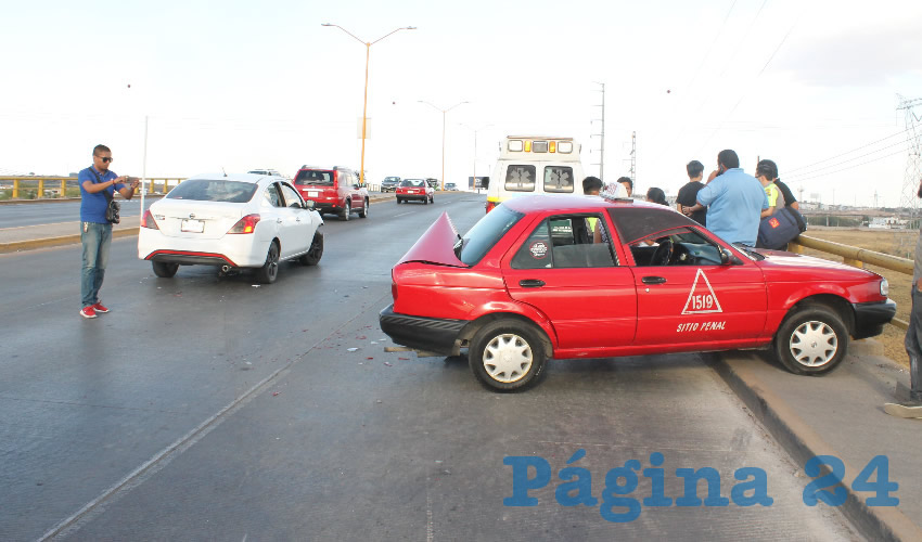 El veh&iacute;culo Nissan versa colision&oacute; por alcance contra el taxi 1519