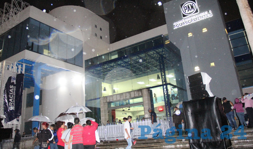Pasadas las 9:15 se anunció que se pospondría el festejo debido a que la lluvia ponía en peligro el equipo de sonido