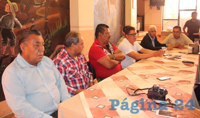 Jorge Vázquez, representante de la Unión de Transportistas Mazapil Cava, indicó que ven con tristeza que esta empresa viole los acuerdos con los 442 ejidatarios manipulando al gobierno y a la población dando otra perspectiva del conflicto haciéndolos ver como extorsionadores. (Foto Rocío Castro Alvarado)