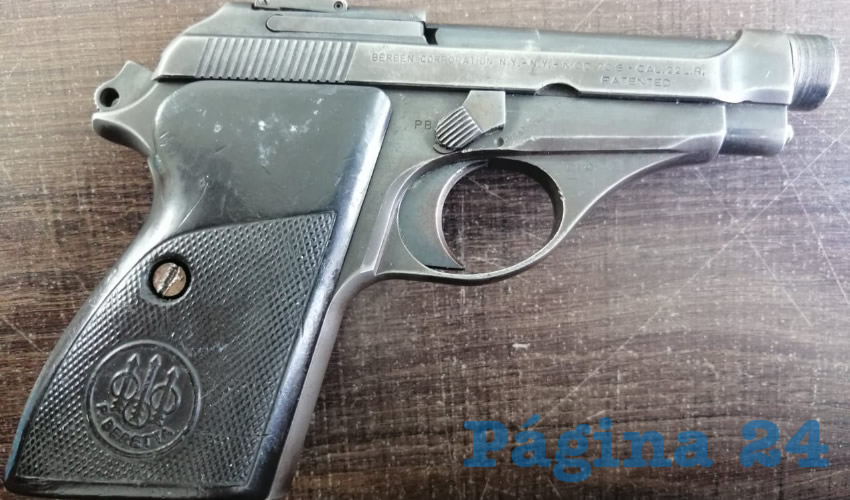 La pistola que portaba Armando &ldquo;N&rdquo; &ldquo;N&rdquo;, quien en compa&ntilde;&iacute;a de cuatro sujetos amag&oacute; a tres personas, acus&aacute;ndolos del robo de un tel&eacute;fono celular