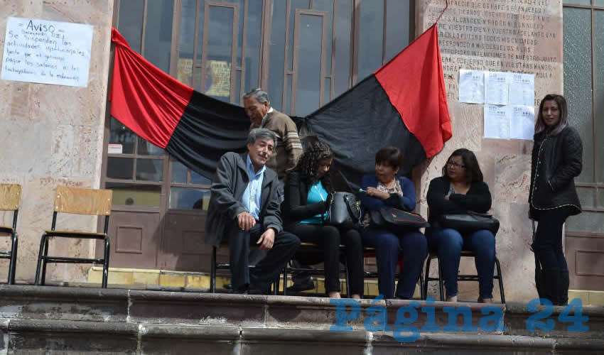 Desde las 9:00 horas de ayer, los profesores afectados, que se desempeñan desde preescolar hasta nivel superior, aseguraron que no han percibido el salario (Foto Merari Martínez)
