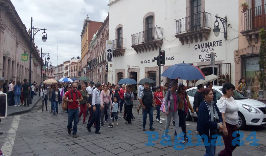 “El paro es culpa del Estado”, “No es necedad, se llama dignidad” y “No es culpa de Obrador, es del gobernador”, fueron las consignas que enfatizaron los manifestantes que integran la disidencia magisterial (Foto Merari Martínez)