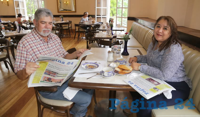 En Sanborns Francia compartieron el primer alimento del día José de Jesús González Martínez y Elena Hernández Díaz de León