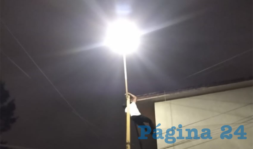 Julio “N” “N” se mantuvo en el poste hasta que fue bajado por policías preventivos