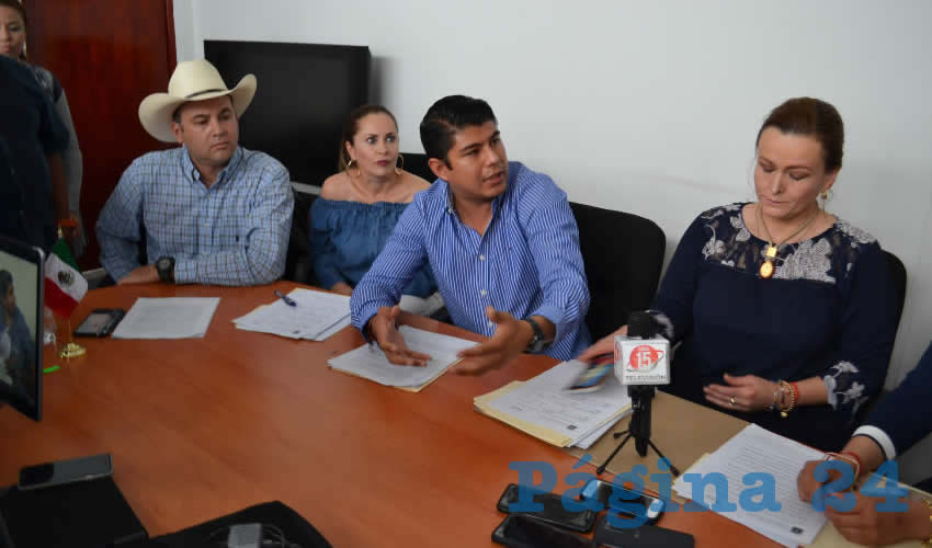 Luis Eduardo Monreal Moreno, coordinador de la bancada de regidores de Morena, sin pruebas palpables, aseguró que Mejía Haro ha tenido a bien a traicionar lo principios de Morena que son: No mentir, no robar, y no traicionar al pueblo. (Foto Merari Martínez)
