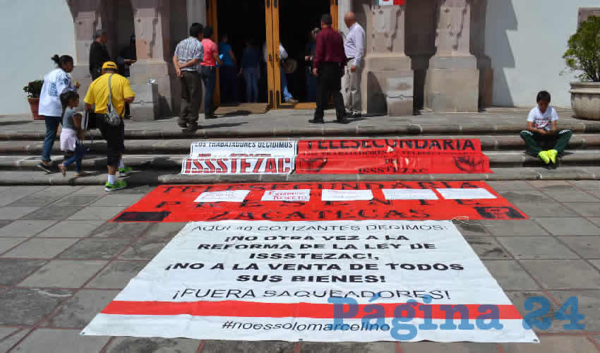 Los manifestantes reprocharon a los legisladores que no se hayan comprometido a no trabajar el dictamen de la venta del terreno hasta que hubiera acuerdos con los derechohabientes del Issstezac (Foto Merari Martínez Castro)