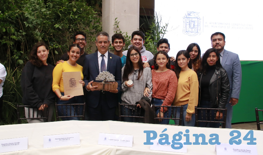 El premio fue entregado en sesi&oacute;n extraordinaria de cabildo en el segundo patio de Palacio Municipal