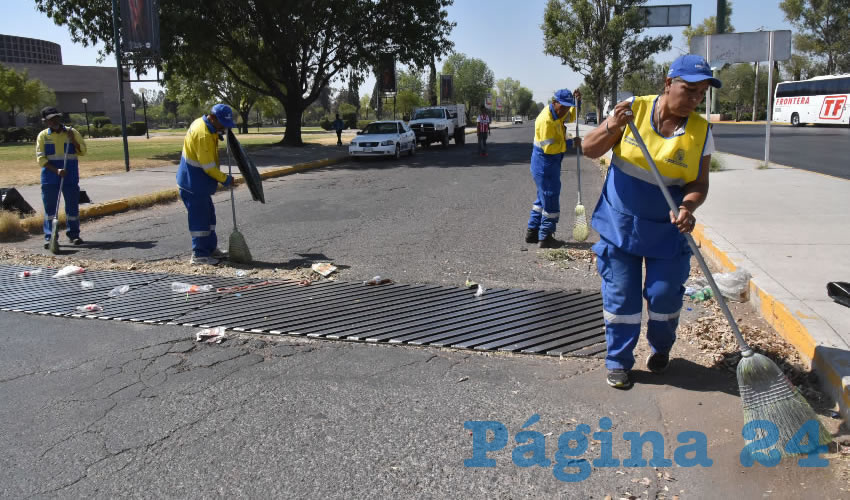 Las cuadrillas de limpieza del &aacute;rea de Servicios P&uacute;blicos Municipales han intensificado labores para mantener alcantarillas y caimanes libres de basura