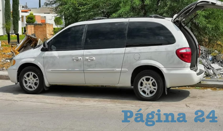 En primera instancia, la víctima fue trasladada por los sicarios en esta unidad Dodge Caravan, la cual fue abandonada en Corral de Barrancos, Jesús María