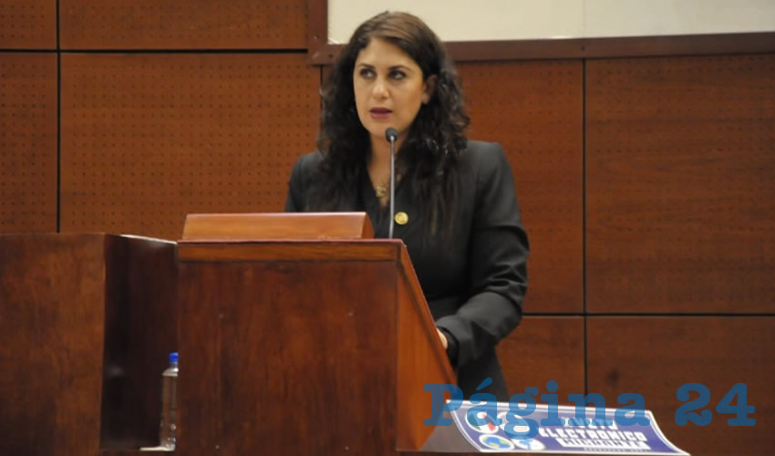 Roxana del Refugio Muñoz González fue la encargada de dar lectura a la propuesta enviada por la diputada federal, en la que argumenta que en los últimos años uno de los riesgos de la juventud y específicamente de las mujeres es la violación a la privacidad sexual e imágenes personales (Foto Cortesía)