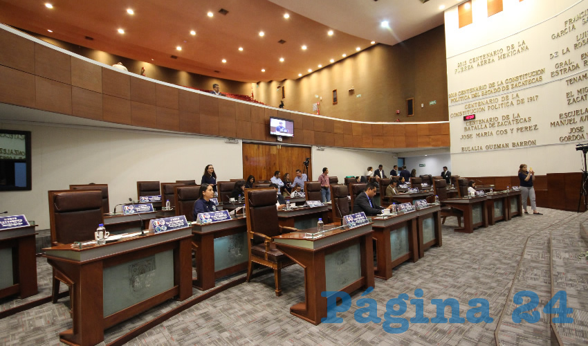 Edgar Viramontes Cárdenas, diputado integrante de la Comisión Legislativa de la Niñez, Juventud y Familia en el Congreso del Estado, leyó en la Tribuna el dictamen para exhortar al gobierno del estado de Zacatecas para que implemente un programa de canje de juguetes bélicos por juguetes didácticos (Foto Rocío Castro Alvarado)