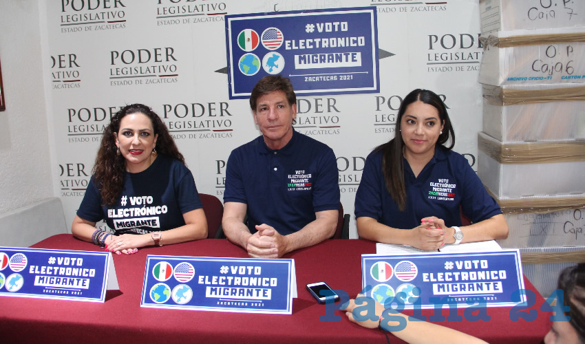 En conferencia de prensa, los diputados migrantes Lizbeth Ana María Márquez Álvarez y Felipe de Jesús Delgado de la Torre, señalaron que presentaron un exhorto al Instituto Nacional Electoral (INE) para que sea una realidad el voto electrónico (Foto Rocío Castro Alvarado)