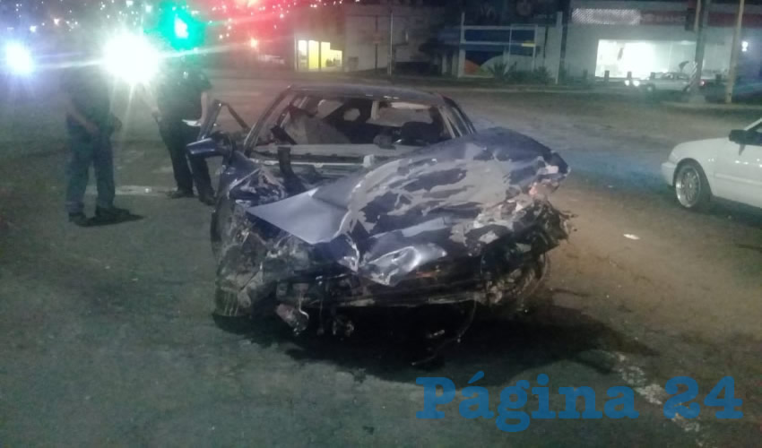 El auto Volkswagen Golf colisionó contra un tráiler que le cerró el paso, en el cruce de bulevar Guadalupano y avenida Siglo XXI