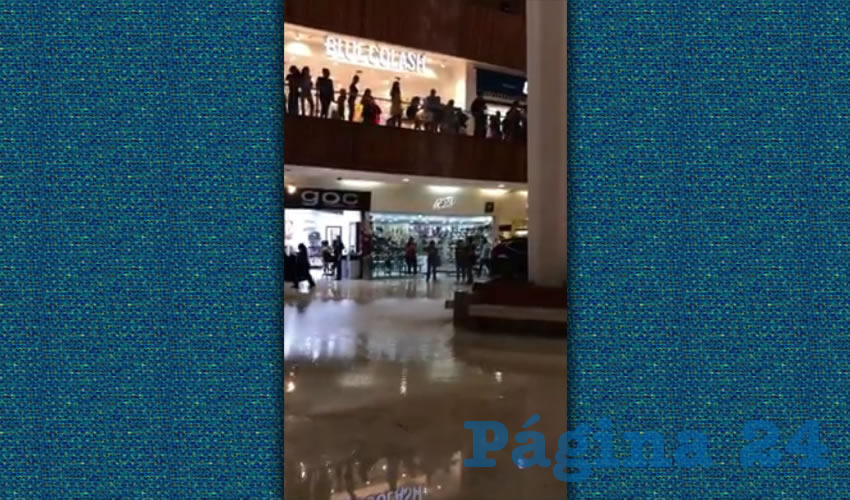 Con la lluvia del sábado pasado escurrió una cascada de agua hacia el centro de la plaza; los presentes en el sitio y posteriormente los usuarios tomaron a “broma” que un conjunto musical que se hallaba ahí interpretara sorpresivamente la canción de “Titanic” 