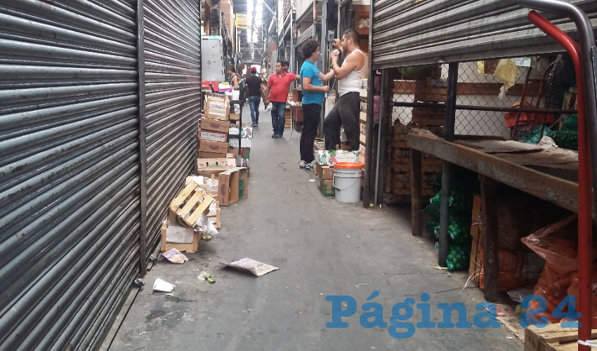Comerciantes del mercado criticaron que su problemática se generó desde la administración pasada, a cargo del hoy gobernador Enrique Alfaro, quien hizo una supuesta remodelación que no cambió para bien la situación de los locatarios. Para muestra los baños, que son una desgracia y una aberración/Fotos: Archivo Página 24 y Francisco Tapia