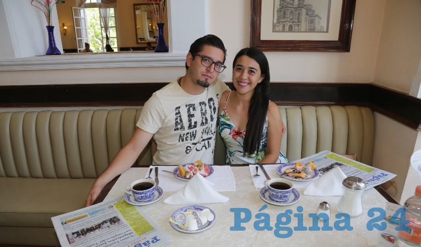 En Sanborns Francia desayunaron Josué Casillas Olvera y Mónica Salce Muro