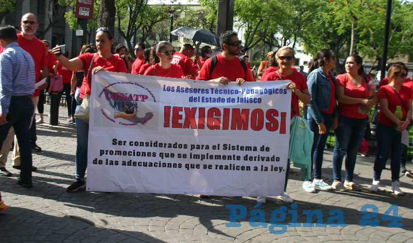 Decenas de personas protestaron afuera del Congreso de Jalisco para exigir a las autoridades estatales sirvan de intermediarios con el gobierno federal, pues luego de aprobarse la reforma educativa quedaron en la incertidumbre laboral: “No hay nada, ni en las leyes secundarias ni en la ley que acaban de publicar”, criticaron/Foto: Francisco Tapia