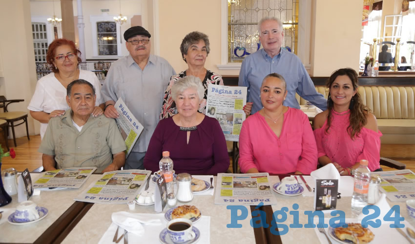 En Sanborns Francia desayunaron Samuel Reveles, Rosa María Reyes Rodríguez, Rubén Reveles Rodríguez, Esperanza Reveles López, Margarita Reveles Franco, Lucero López Franco, Ramón Moreno Ramos y Susana Moreno Reyes