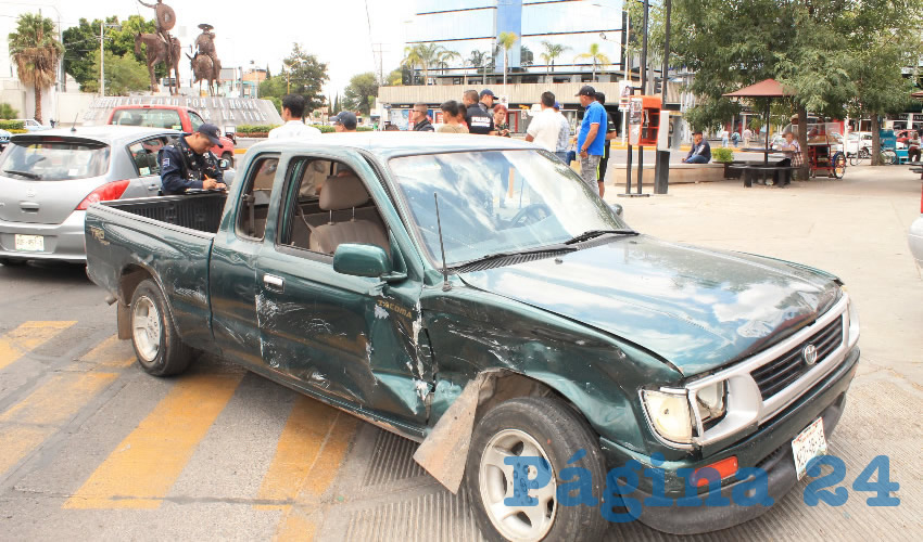 Sobre avenida Adolfo L&oacute;pez Mateos y tras el choque, la camioneta Toyota atraves&oacute; el camell&oacute;n y los carriles poniente-oriente, quedando sobre la banqueta
