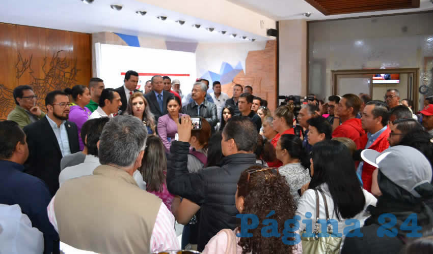 Alrededor de 50 derechohabientes y trabajadores del Instituto de Seguridad y Servicios Sociales de los Trabajadores del Estado de Zacatecas (Issstezac) se dieron cita en el vestíbulo del Congreso del Estado (Foto Merari Martínez Castro)