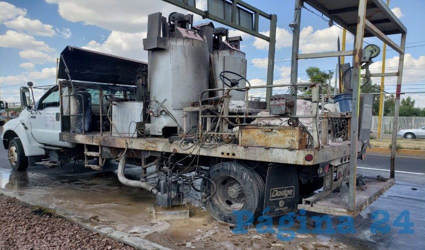 La m&aacute;quina comprensora de pintura se quem&oacute; en la carretera federal 45 sur