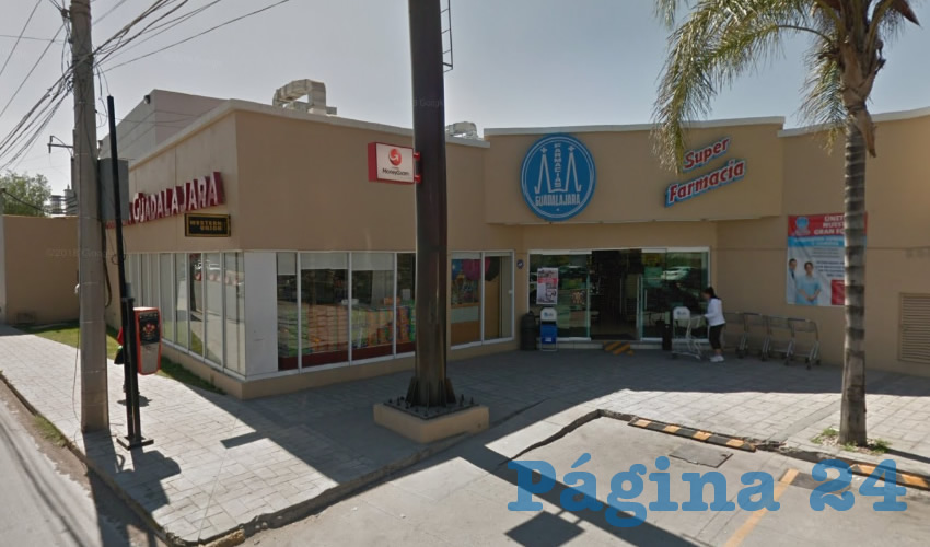 La sucursal de Farmacia Guadalajara de Trojes de Alonso, donde los tres delincuentes iniciaron su cadena de asaltos la tarde de ayer