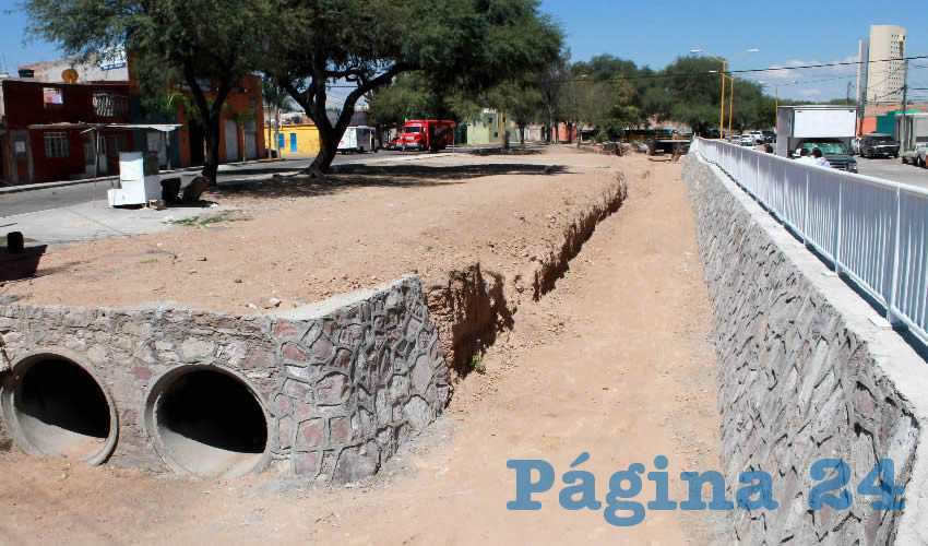 La basura forma tapones que impiden el flujo del agua pluvial, provocando inundaciones que afectan el patrimonio de muchas familias