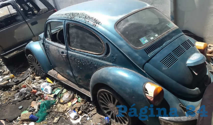 Uno de los veh&iacute;culos recuperados, Volkswagen Sed&aacute;n con placas de Zacatecas, el cual contaba con reporte de robo