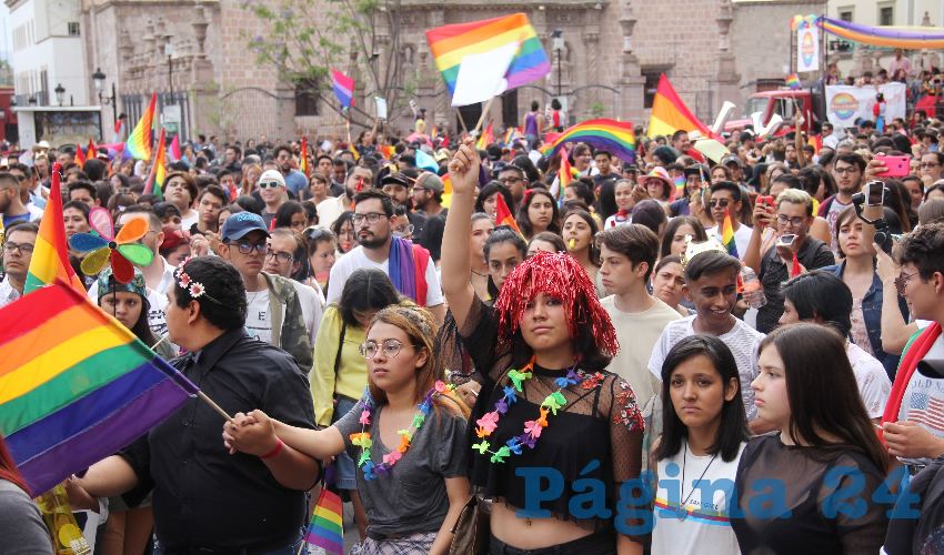 Esta marcha junt&oacute; alrededor de dos mil personas, quienes estuvieron en toda la manifestaci&oacute;n con pancartas, mantas y decenas de banderas arco&iacute;ris