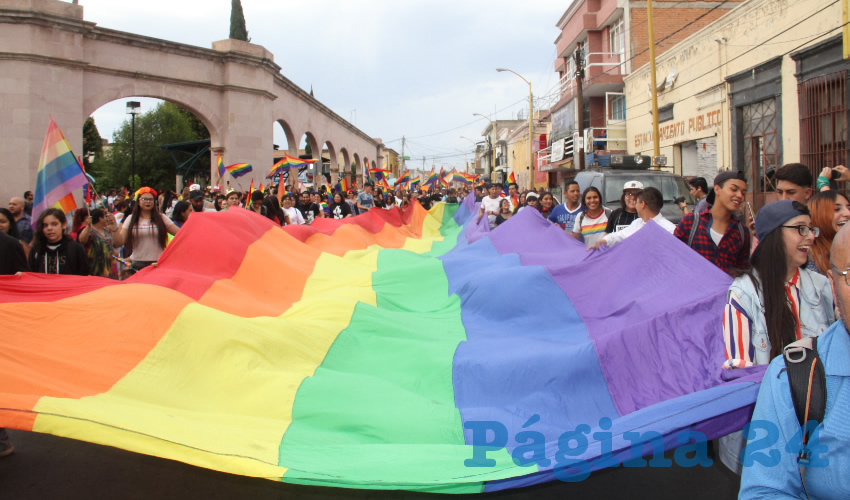 La comunidad l&eacute;sbico, gay, bisexual, transexual, transg&eacute;nero, travesti e intersexual de Aguascalientes, encabezada por el periodista Alberto Romero sali&oacute; a las calles para llevar a cabo su tradicional Marcha del Orgullo LGBTTTI