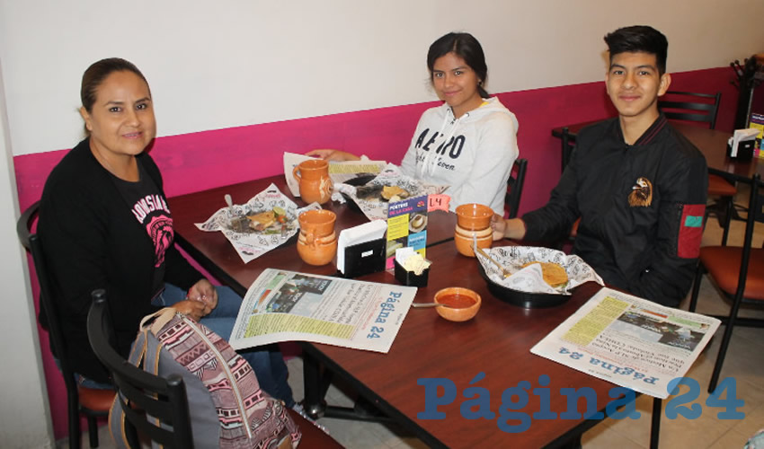 En el restaurante La Madero desayunaron la maestra Enedina Rodríguez, Karla Ruby Contreras Rodríguez y Francisco Hernández Sánchez