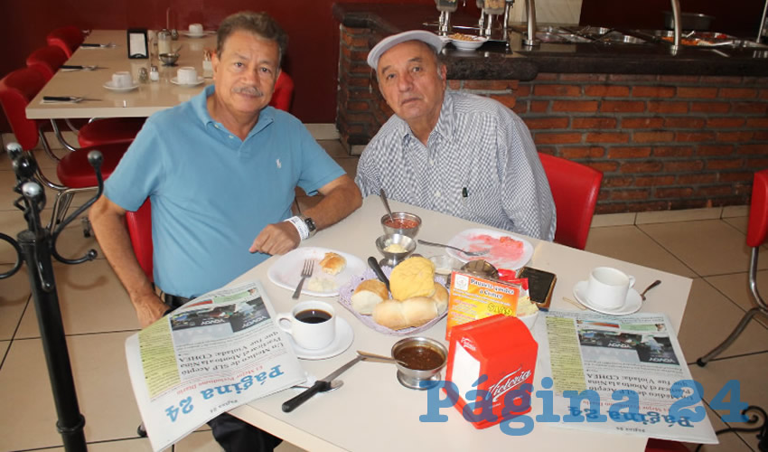 José de Jesús Santos Silva y Francisco López, profesores de la generación 69 en San Marcos, Zacatecas, almorzaron en el restaurante Mitla