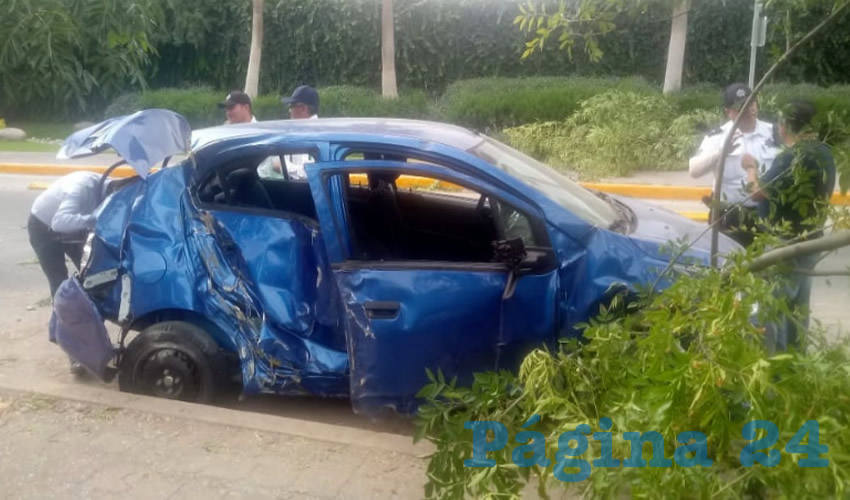 Así quedó el automóvil Chevrolet Beat que manejaba Mayra “N” “N”, de 25 años de edad