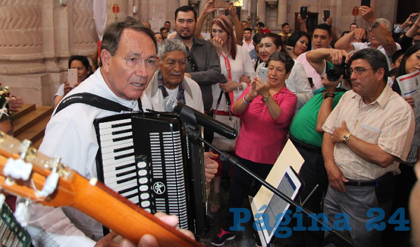 “Que gusto recibir la eucaristía al terminar el tiempo de la Pascua, y empezar a retomar el tiempo ordinario de la vida, del por qué de la Pascua, del fin de la redención”, fueron las palabras del obispo de la Diócesis de Zacatecas, Sigifredo Noriega Barceló, en la misa de celebración del Día del Padre (Foto Rocío Castro Alvarado)