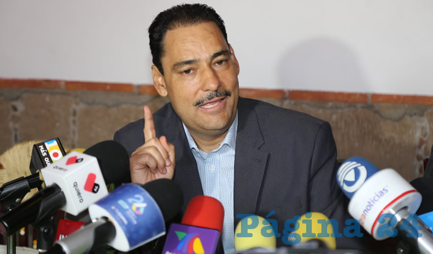 El senador Juan Antonio Martín del Campo en conferencia de prensa (Foto: Eddylberto Luévano Santillán)