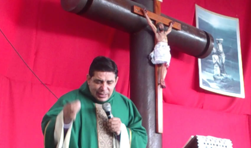Francisco Javier Bautista, dando la homolia durante una misa católica (Foto: Cortesía)