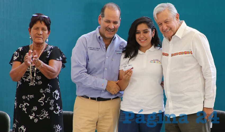 AMLO reiteró su compromiso de no gobernar con lujos y que nadie, absolutamente nadie en el país, puede ganar más que él, quien percibe al mes 108 mil pesos (Fotos: Eddylberto Luévano Santillán)
